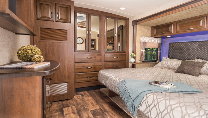 travel trailer queen bed size